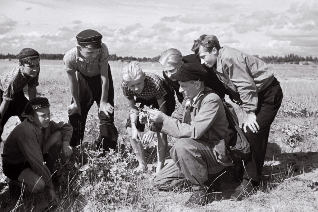 Loodussõprade kokkutulekust osavõtjad Kihnu saarel 1957. aastal. Foto: V. Gorbunov, Rahvusarhiiv