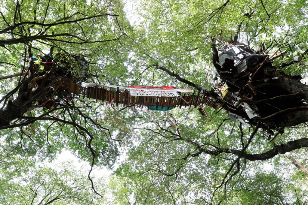 Aktivistide rajatud rippsild Hambacheri metsas. Foto: Friedemann Vogel / EPA / Scanpix